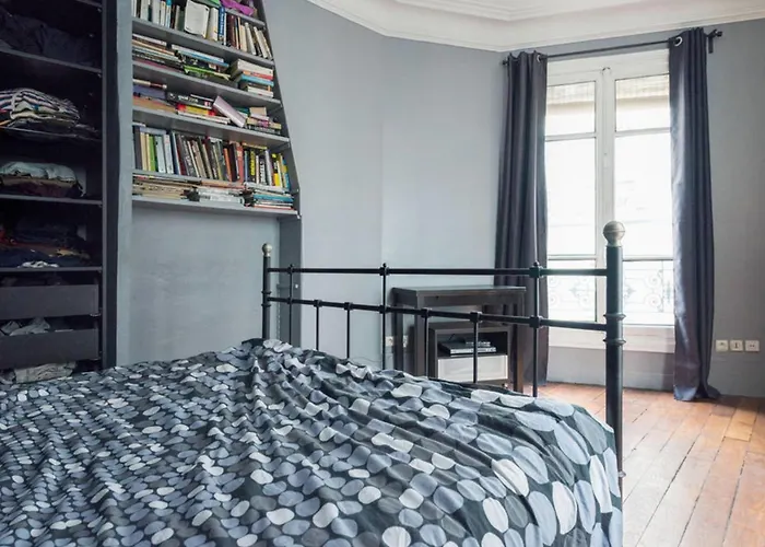 Bright Of 41m2 In The 10th -paris *